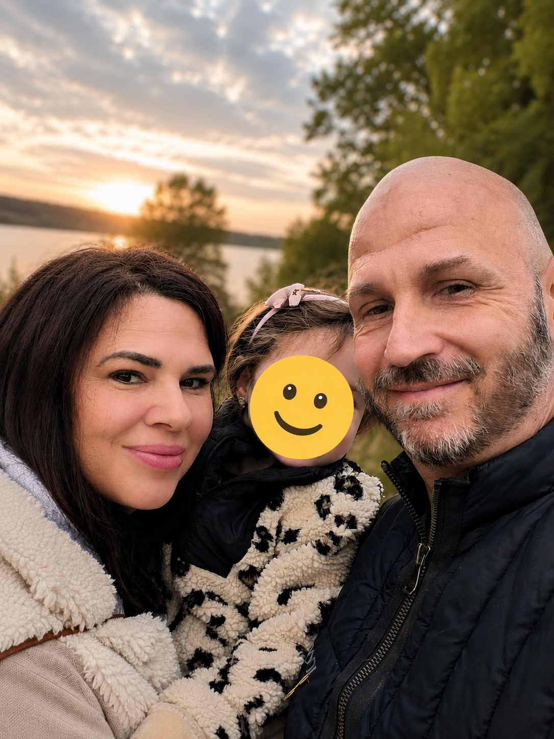 Melanie, Michael und Lisa am See bei Sonnenuntergang